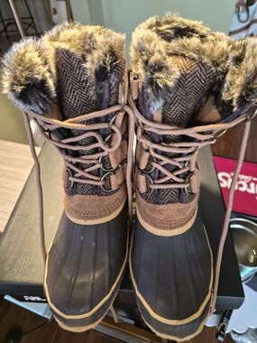 Women's Brown Faux-Fur Lace-Up Duck Boot. Winter Rain Boots